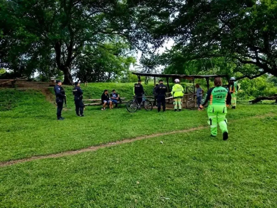 Un fallecido: rayo impacta a pareja en cancha de fútbol en Cojutepeque