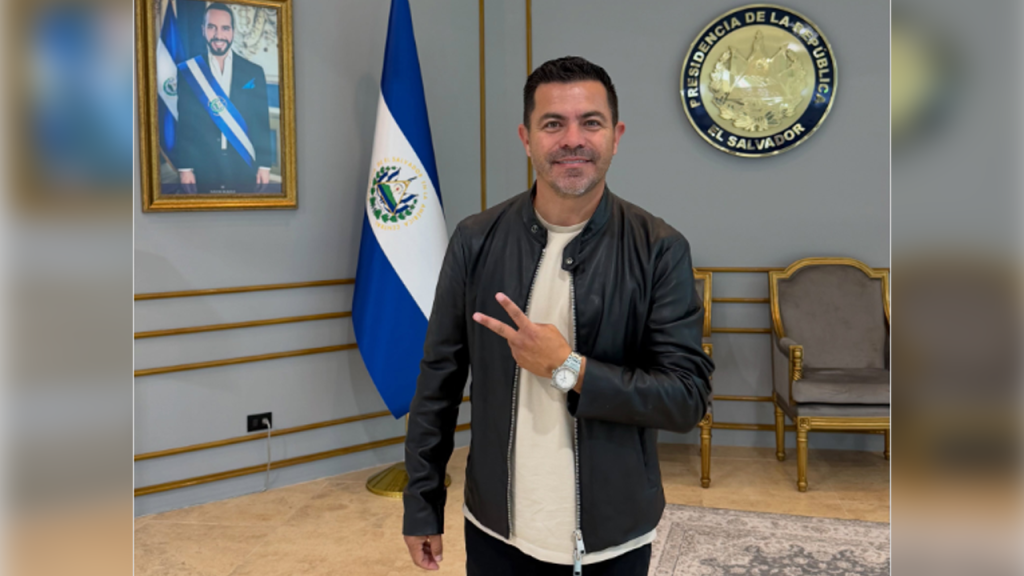 Comediante colombiano, Piter Albeiro muestra su felicidad por volver a El Salvador