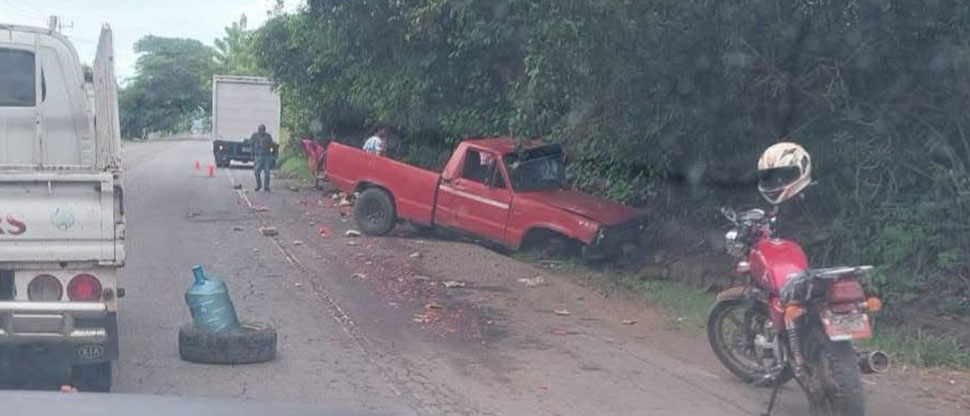 Conductor de pick-up se accidenta y deja decenas de sandías sobre la carretera