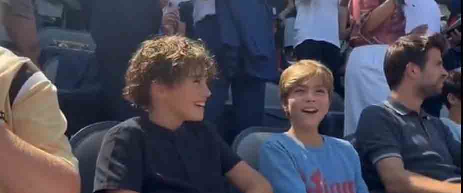 Le tocó aguatar: hijo de Shakira y Piqué canta el «Dai Dai» a la par de su padre en la final