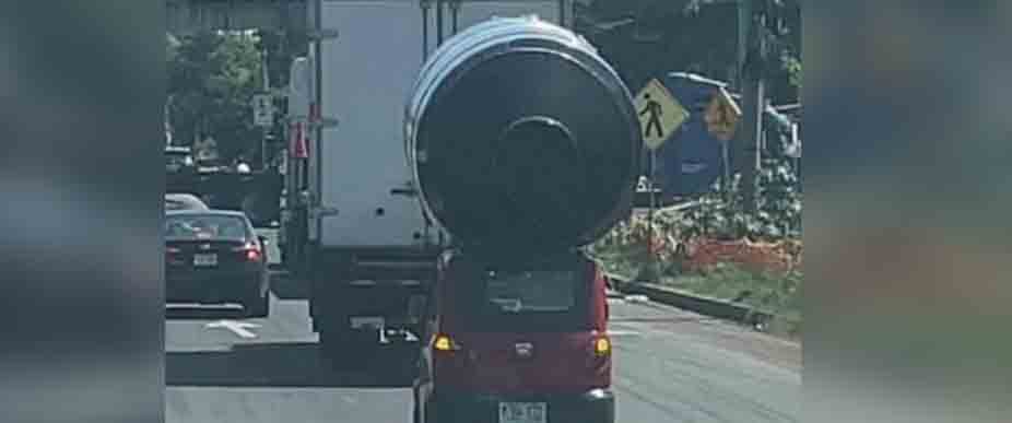 Viralizan a pequeño Qute transportado enorme tanque de agua