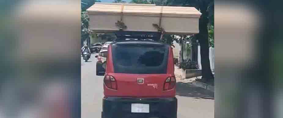 QUTE se viraliza por llevar una caja de ataúd en su techo en Ahuachapán
