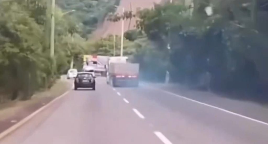 Revelan video de los últimos segundos de la rastra antes del fatal accidente en la autopista Comalapa que dejó 5 personas fallecidas