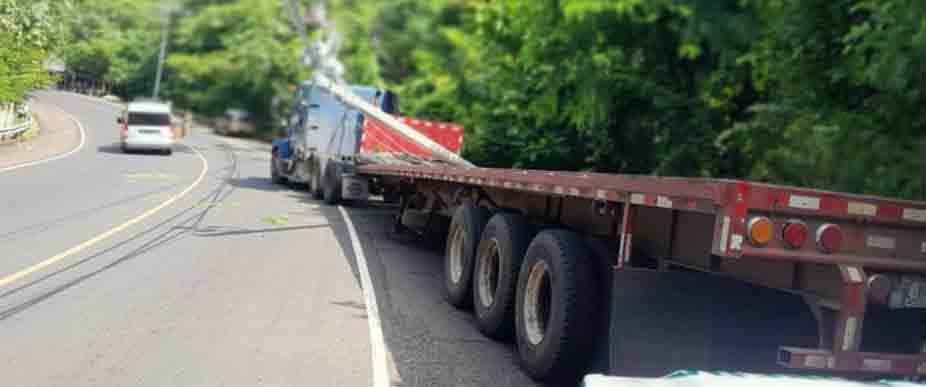 Mujer es atropellada y lesionada por conductor de rastra