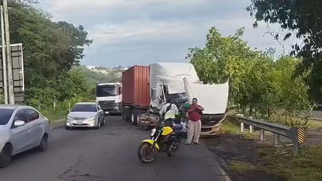 Conductor de rastra pierde el control y provoca accidente en la Panamericana Este