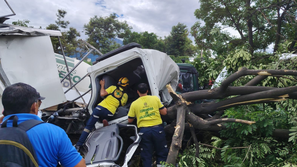 Motorista queda atrapado tras múltiple accidente en Apopa