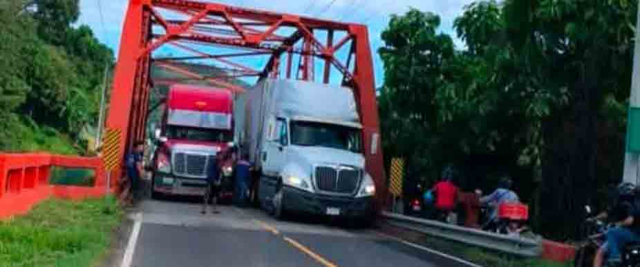 Conductores de rastras provocan caos en puente de San Juan Opico