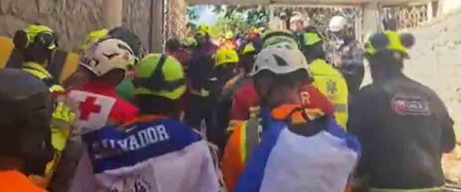 Socorristas salvadoreños rescatan a Hernán tras más de 7 días bajo los escombros en Venezuela
