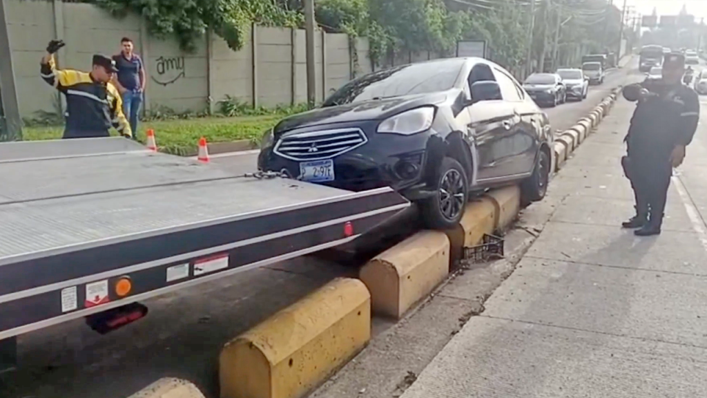 Retiran vehículo que quedó atascado en separadores de la carretera a Santa Tecla