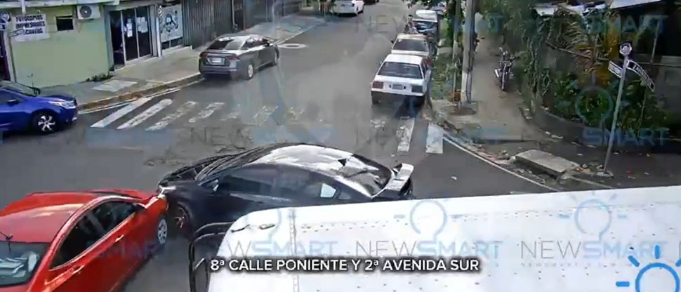 Cámaras registran accidente de tránsito en Santa Tecla