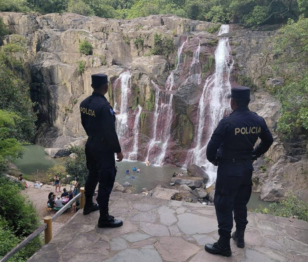 Efectivos policiales mantienen vigilancia en sitios turísticos este domingo