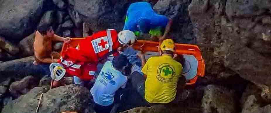 Hombre que cae en zona rocosa sobrevive de milagro