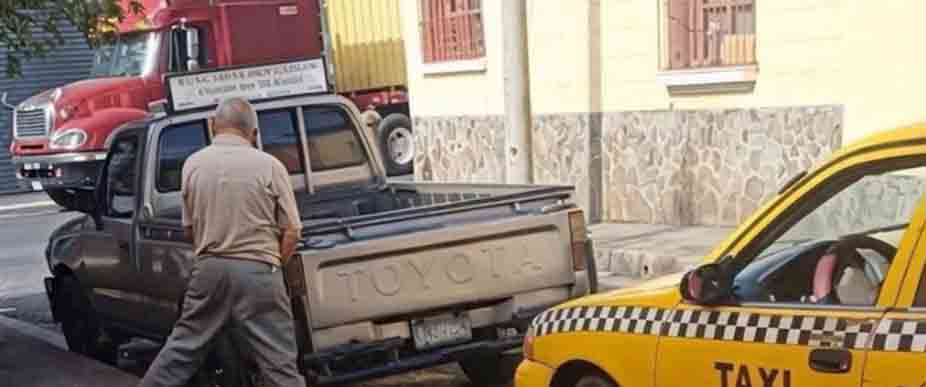 Taxista se fue a orinar a otro carro en plena calle de San Salvador