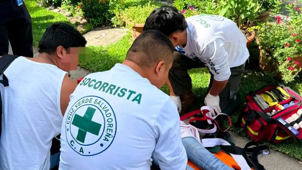 Atienden a mujer que fue atropellada en Antiguo Cuscatlán