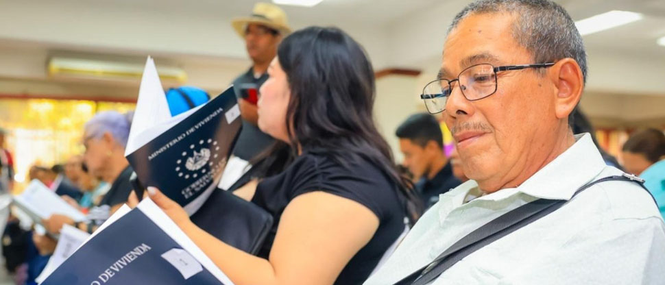 Ministerio de Vivienda entrega 154 escrituras a familias afectadas por estafa de Argoz