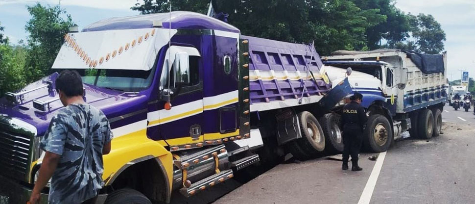 Reportan accidente entre dos volquetas que solo dejó daños materiales