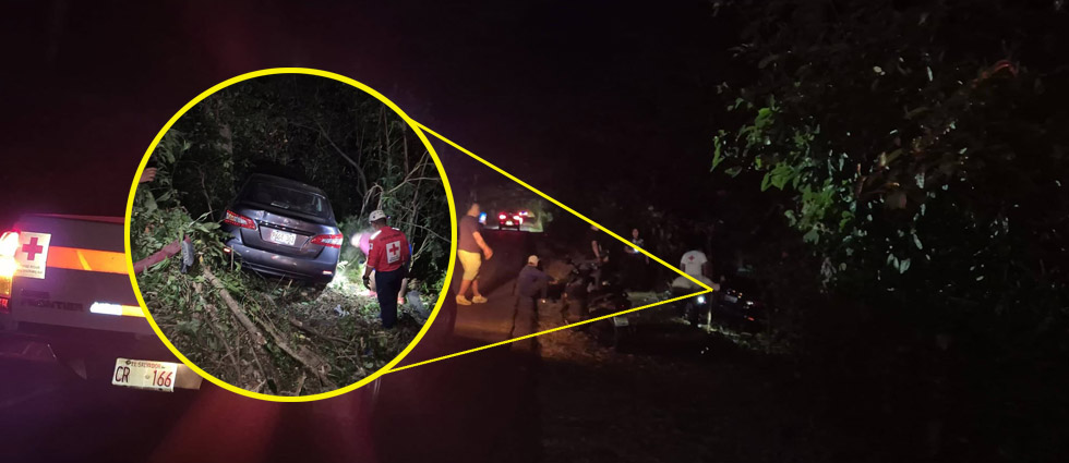 Tres lesionados luego de que conductor se salió de la vía e impactó contra árboles en Usulután