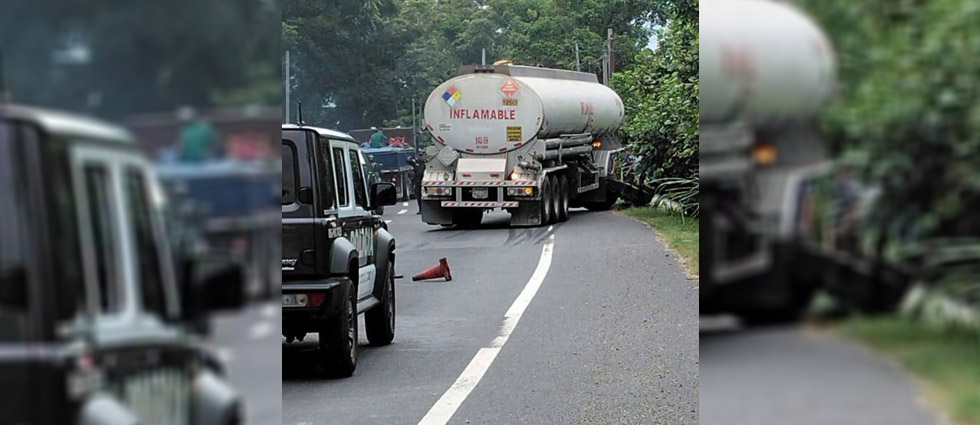 Cisterna que transporta combustible se accidenta por evitar colisión contra un pick up en Sonsonate