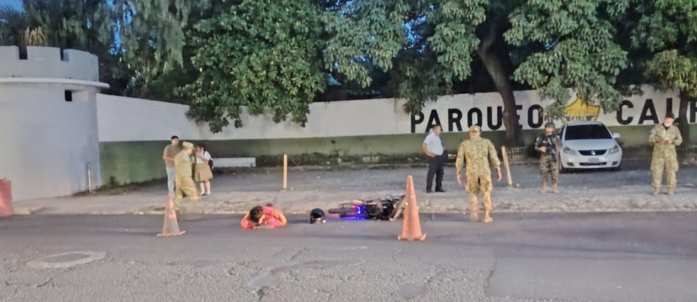 Militares auxilian a motociclista tras accidentarse sobre la calle Concepción de San Salvador