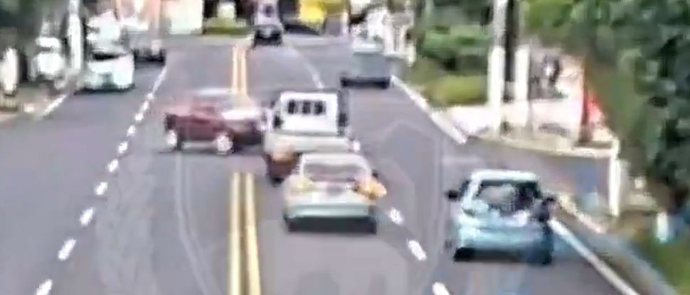 Conductor detiene su marcha y su buen acto de cortesía termina en accidente de tránsito
