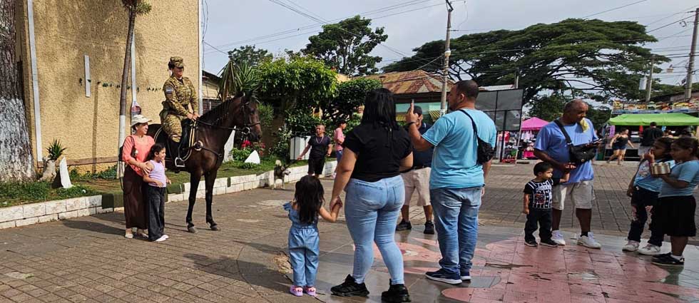 Regimiento de Caballería mantiene seguridad e interacción con turistas durante estas vacaciones