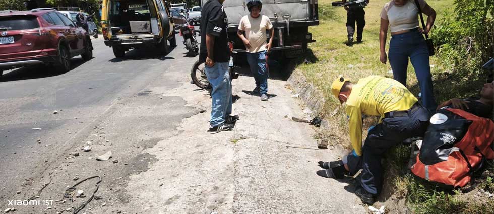 Motociclista resulta lesionado tras invasión de carril de un microbús en San Salvador