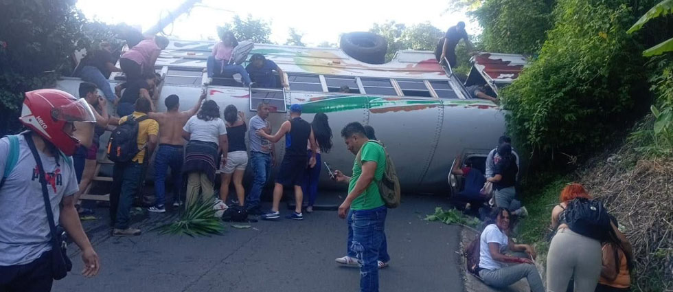 Autobús vuelca carretera a Comasagua