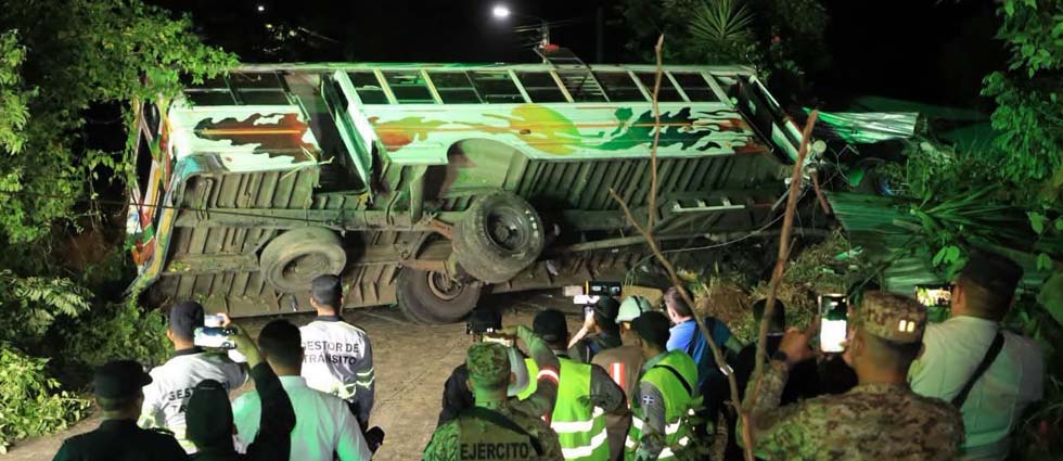 Sube número de lesionados al menos a 16 por vuelco de autobús en Comasagua
