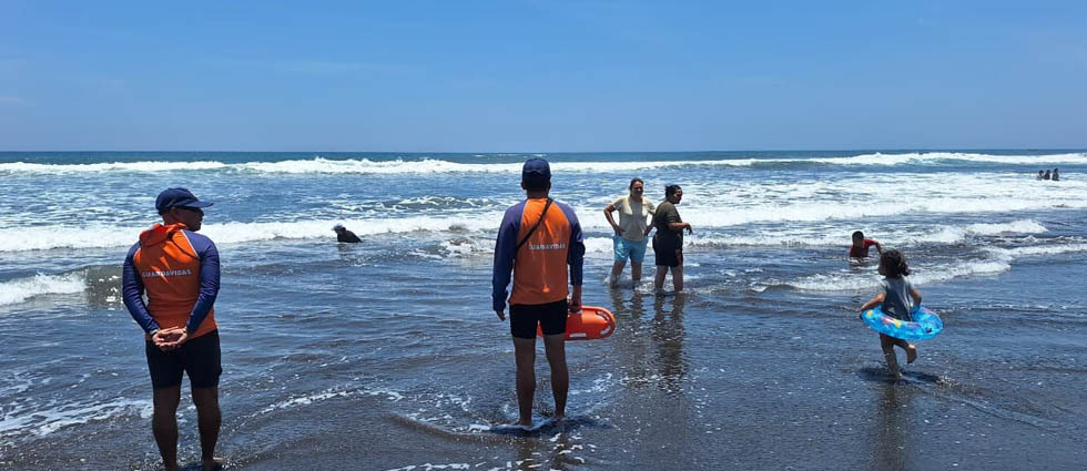 Guardavidas de PC mantienen constante presencia en playas para seguridad de turistas