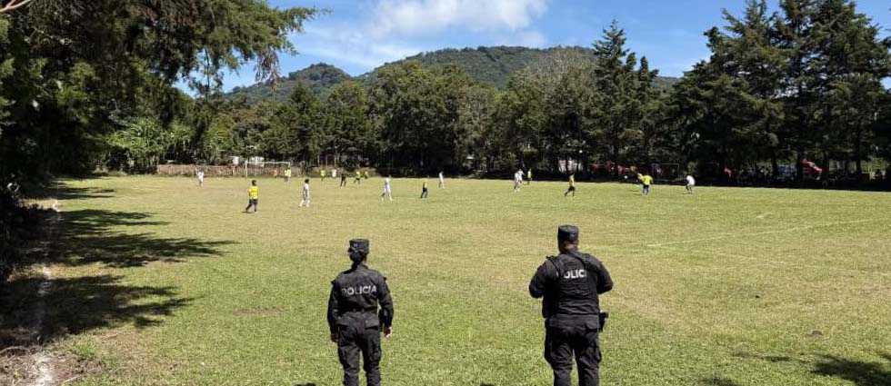 Agentes policiales brindan seguridad en canchas de fútbol amateur en diferentes puntos de El Salvador