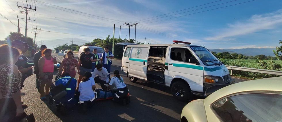 Auxilian a motociclista tras choque contra vehículo en el puente Río Colón