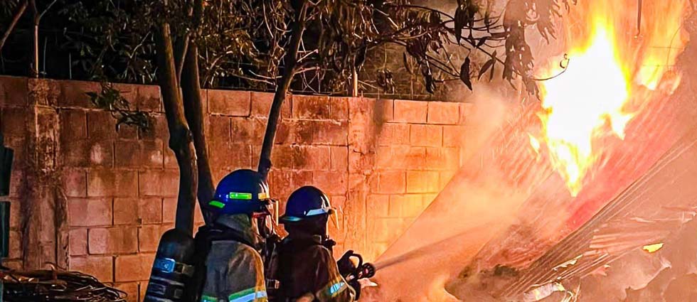 Sofocan incendio en bodega utilizada para almacenar troncos y llantas en desuso en Morazán