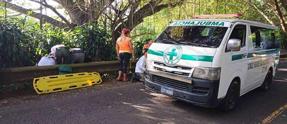 Reportan dos lesionados tras siniestro vial carretera al Cerro Verde