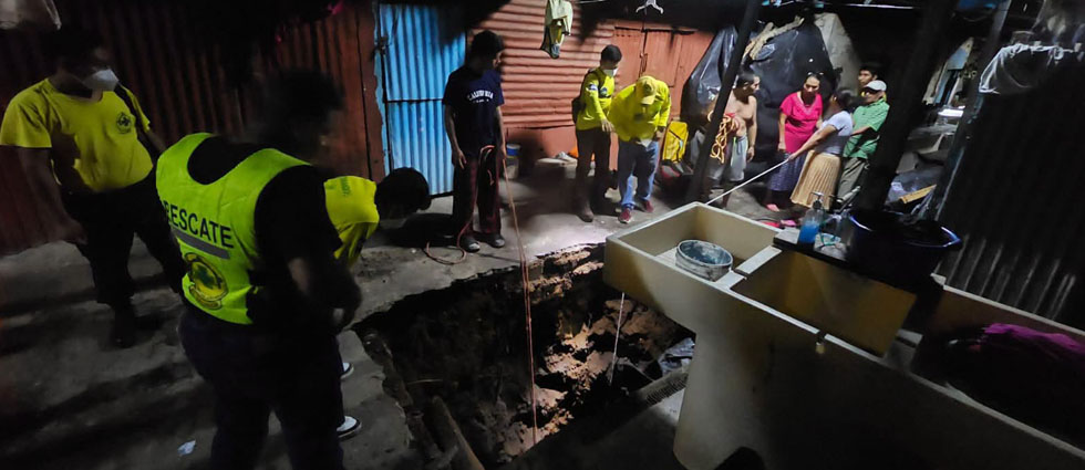Rescatan a un adulto mayor tras caer a fosa séptica de unos 20 metros de profundidad en Sonsonate
