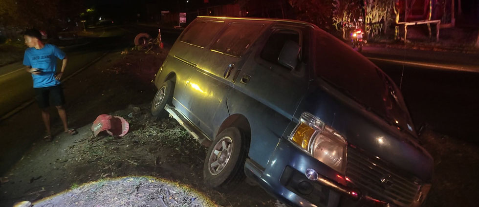 Conductor pierde el control del automotor y se sale de la vía en la carretera Litoral