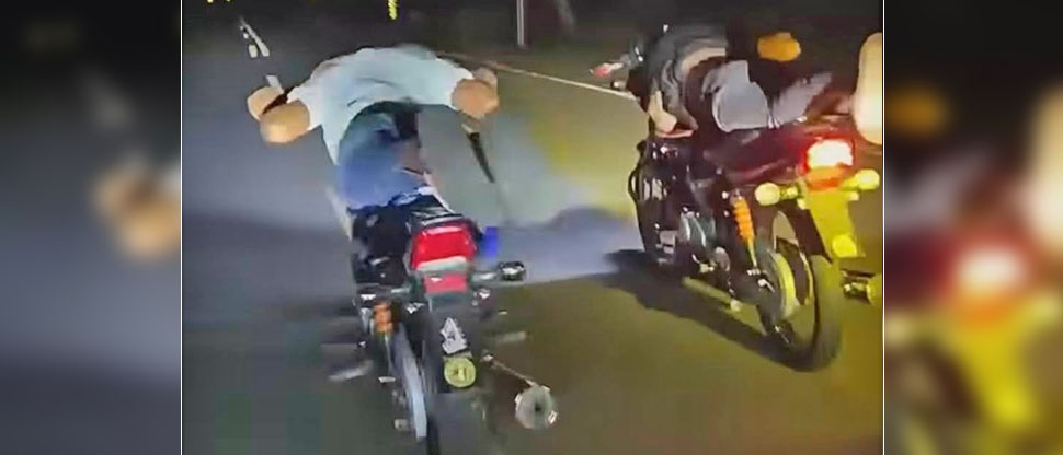 Motociclistas exponen sus vidas al realizar maniobras peligrosas en carreras clandestinas