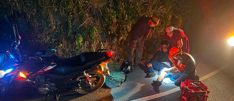 Socorristas vestidos de civil auxilian a motociclista tras caer de su motocicleta en La Paz