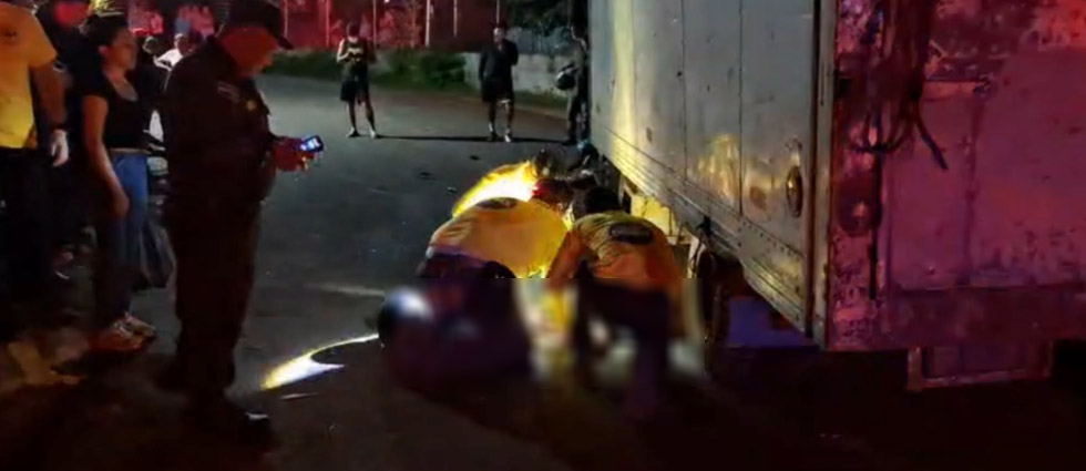 Motociclista sobrevive tras quedar bajo un camión en La Paz