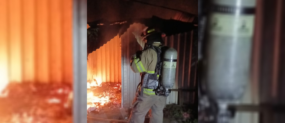 Humilde vivienda acaba en cenizas tras ser consumida por las llamas en La Libertad