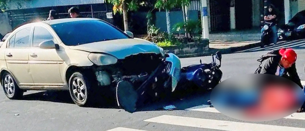 Auxilian a motociclista tras chocar contra vehículo en cercanías al parque Cuscatlán
