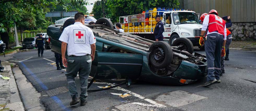 Hombre mayor resulta lesionado tras vuelco de su auto en el barrio San Jacinto