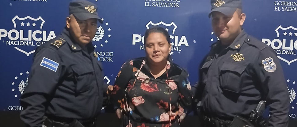 Capturan a mujer que mantiene una orden de captura por un crimen que cometió