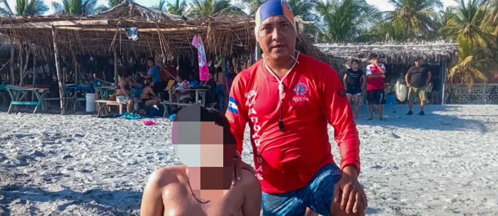Salvan a menor de edad tras ser arrastrado por corriente de retorno en la Costa del Sol