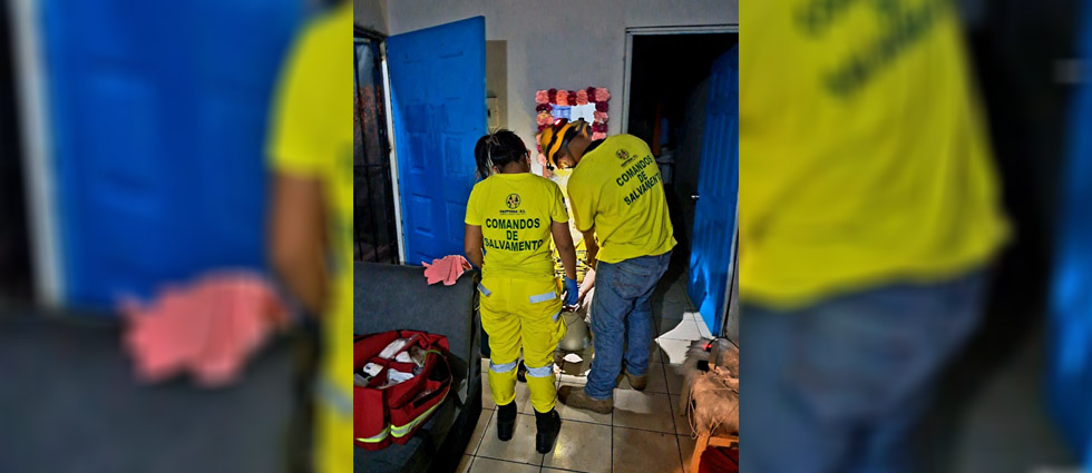 Hombre sufre traumatismo facial tras caer del techo de su vivienda en Ciudad Versalles