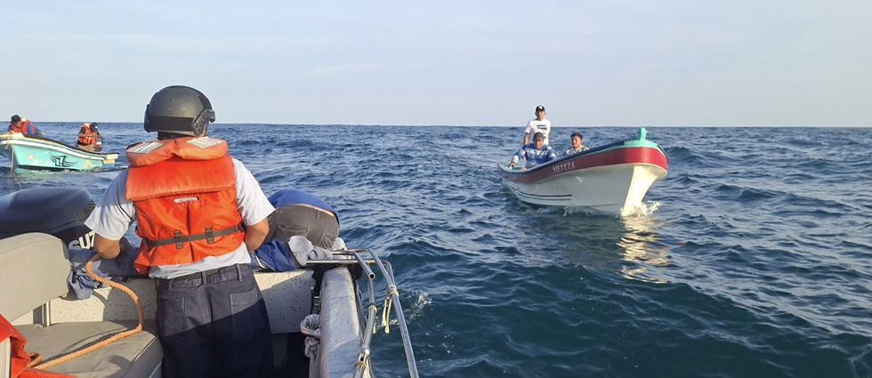 Marina Nacional rescatan a 4 pescadores que estaban a la deriva al sur de la bocana del río Lempa