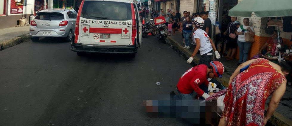 Auxilian a hombre de 75 años tras caer de un microbús en movimiento en Quezaltepeque