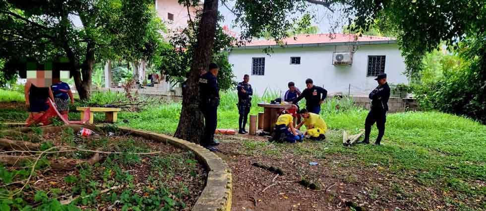 Auxilian a ebrio de 19 años de edad tras sufrir caída de su propia altura en cancha de Quezaltepeque