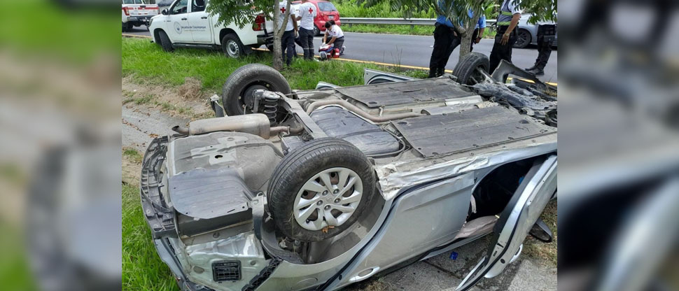 Auxilian a conductor que sufrió aparatoso accidente en carretera Panamericana