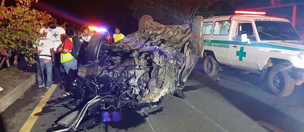 Vuelco de vehículo deja a dos personas lesionadas en Usulután