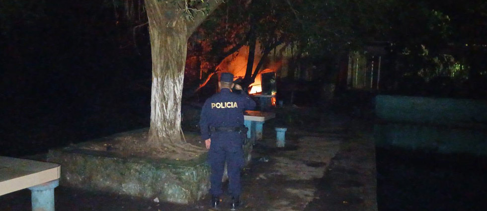 Incendio consume chalets de venta de comida rápida en Nejapa